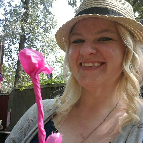 Meet your Posher, Carrie - Picture 2 of 2